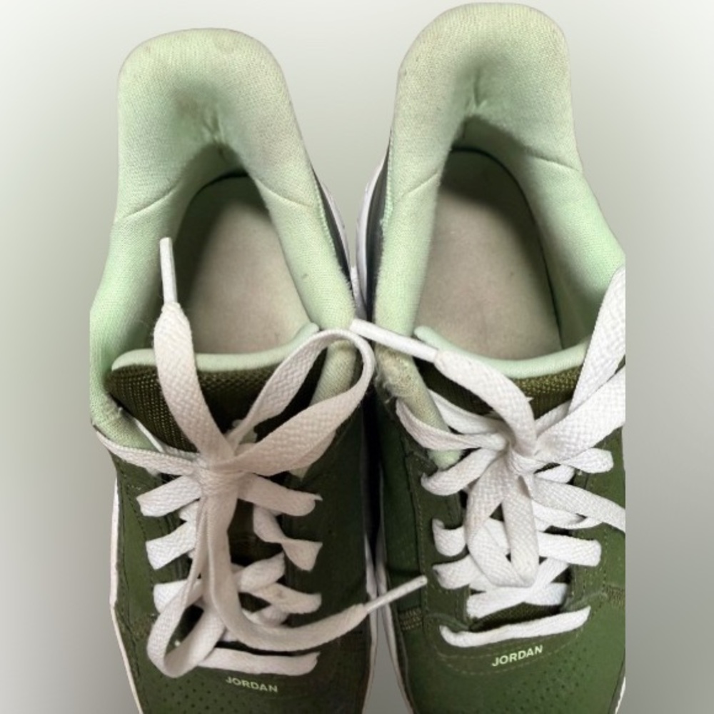 Jordan Day 1 EO Green Size Size 4Y
Nice Condition! Minor Flaw-see picture - Picture 5 of 10